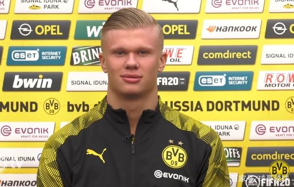 一边是球迷 一边是球迷